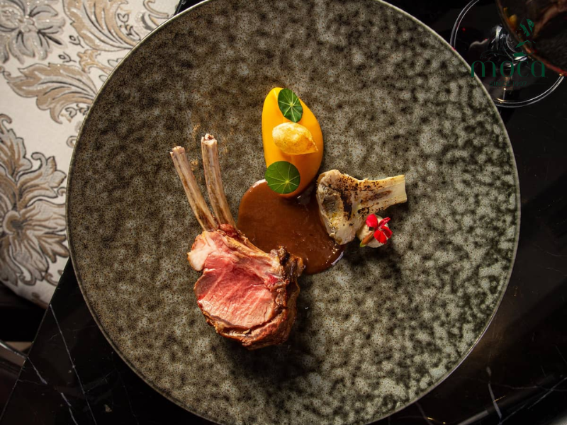 전통과 혁신이 만나는 곳 — 모카 다이닝에서 모든 감각을 사로잡기 위해 정성스럽게 만들어진 절묘한 요리들.