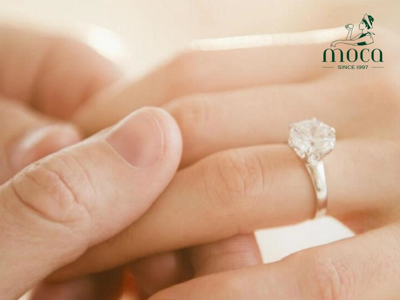 Shared joy or intimate whispers—planning your perfect proposal moment.