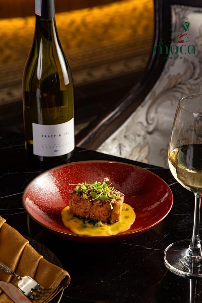 Enhancing the Oenological Journey Through Strategic Food Pairings