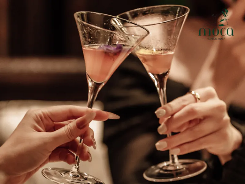 在 Moca Dining 体验葡萄酒搭配,每一瓶酒都由我们的专业侍酒师精心挑选,以提升您的用餐体验。