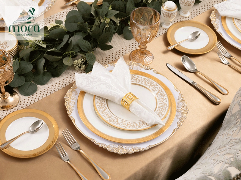 Fine-Dining-Tischgedecke gibt es in vielen Stilrichtungen – von klassischer Eleganz über modernen Minimalismus bis hin zu saisonalem Charme.