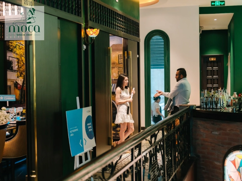 A business lunch at a fine dining restaurant – where professional impact meets the ideal setting for strategic conversation.