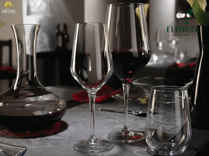 完美协调的酒具摆放:水杯置于刀具上方,葡萄酒杯按上菜顺序排列,香槟杯则为庆祝时刻准备就绪。