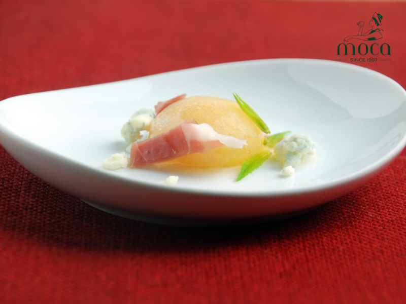 분자 요리의 경이로움, 액체를 섬세하고 극적인 맛이 가득한 먹을 수 있는 보석으로 변신시킵니다.