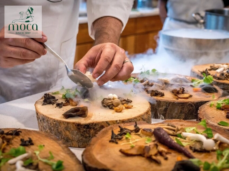 Chaque plat de haute gastronomie commence par des ingrédients exceptionnels — rares, de saison et issus de sources éthiques, choisis pour raconter une histoire dans l’assiette.