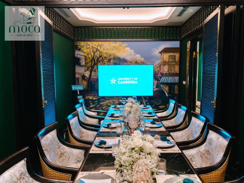 Un personnel attentif préparant méticuleusement la table selon des standards impeccables.