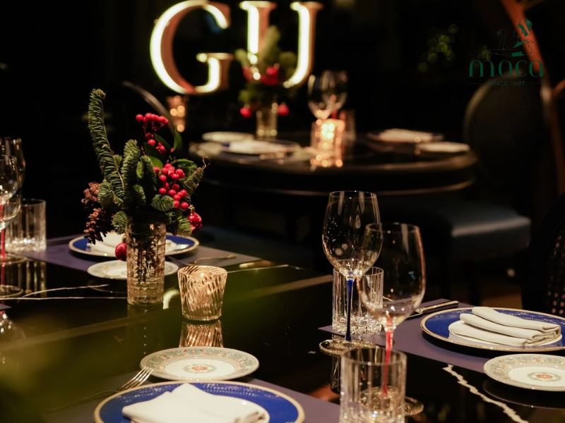 단순함 속의 우아함: 낮은 꽃 장식과 무향 초는 식사 경험을 압도하지 않으면서 세련된 분위기를 연출합니다.