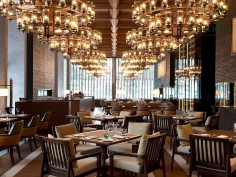 고급 식당의 장식은 디자인, 조명, 소리, 향기의 조화입니다 — 각 요소가 경험의 예술을 한층 돋보이게 합니다.