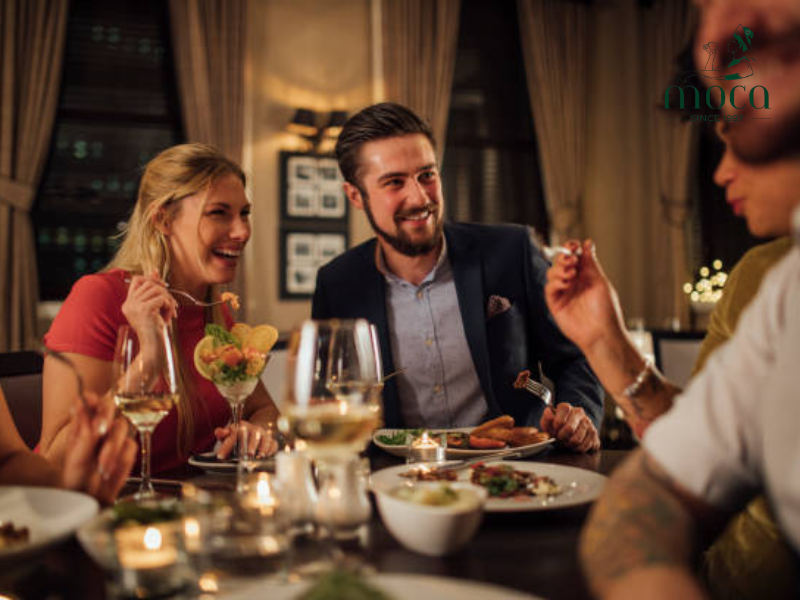 멋지게 차려입고 — 파인 다이닝의 우아함이 경험을 더욱 빛나게 합니다.