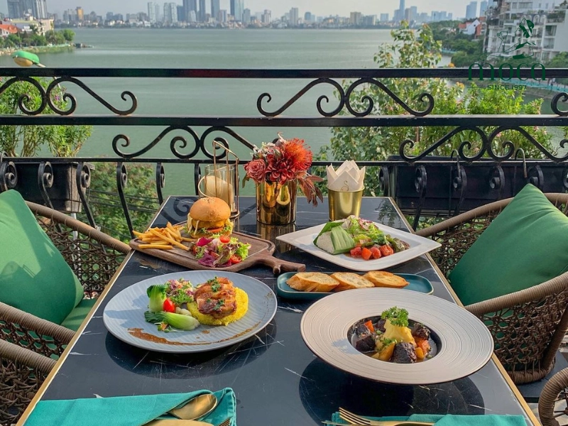 A romantic evening by West Lake – where refined cuisine meets serene beauty.