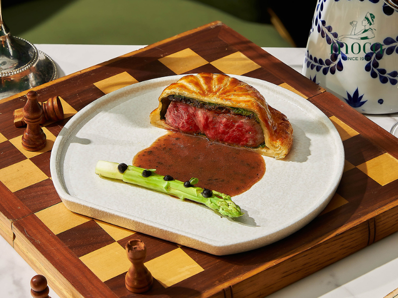 전통과 예술이 만나는 곳 — 모카 다이닝에서 완벽함을 만끽해보세요.