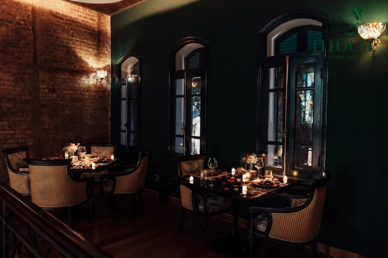 Old French Style restaurants: High ceilings, abundant natural light, and luxurious furnishings with classic details, creating a romantic and refined atmosphere.