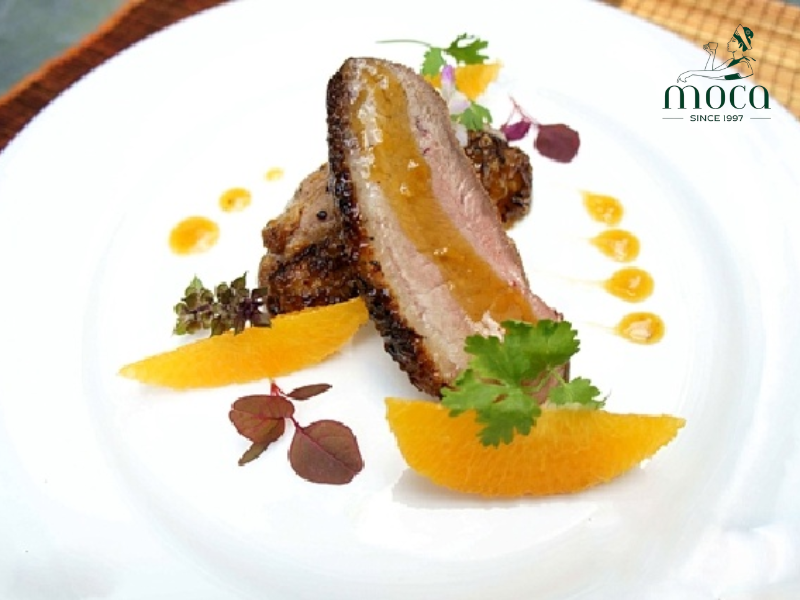 접시 위의 세계적 조화 — 요리 전통이 만나 대담하고 다문화적인 풍미를 만들어냅니다.