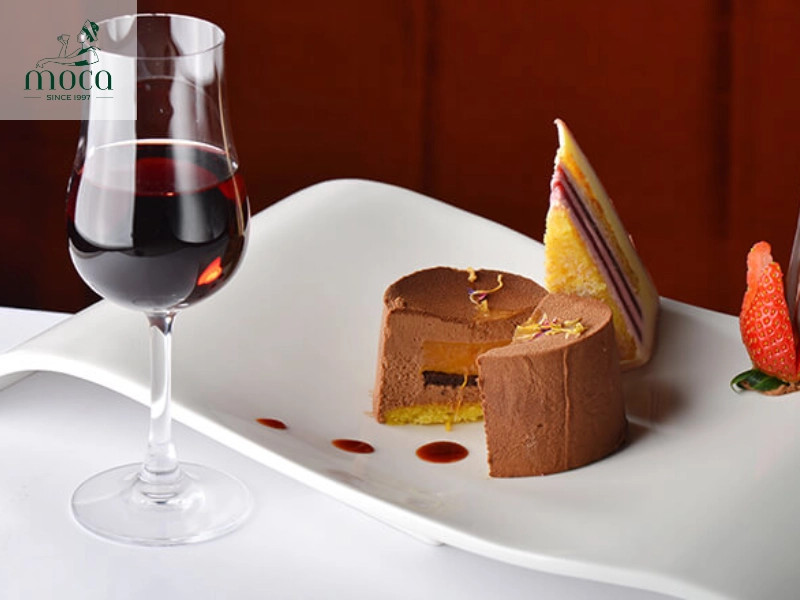 In a Michelin restaurant, desserts go beyond a sweet finish, reflecting the chef's creativity, while wine pairings elevate the entire experience.