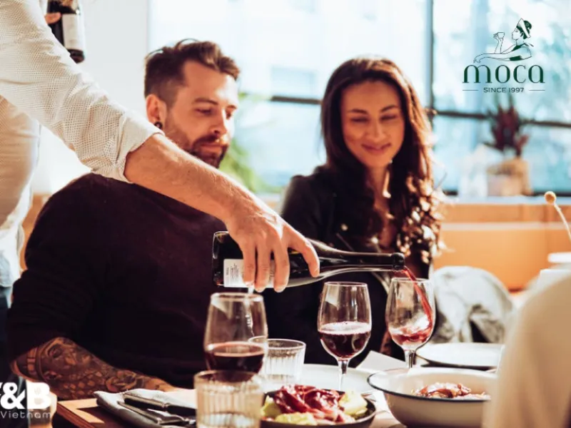 精致餐饮将优质食材、专业技艺与高雅氛围完美结合,其价值远超价格本身。