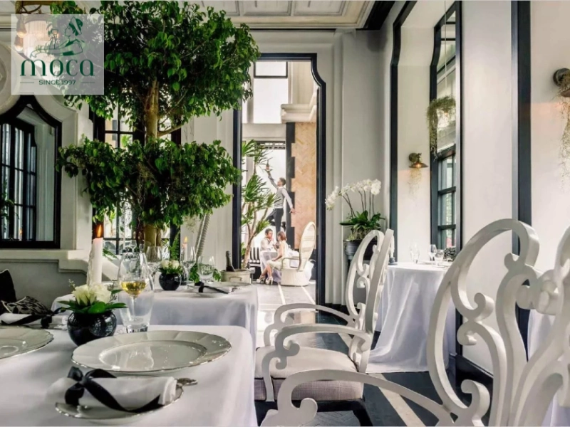 Today’s fine dining décor blends nature, minimalism, personality, and technology — creating spaces that are both elegant and experiential.