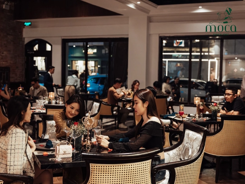 Moca Dining（モカダイニング）— ライブ音楽と料理の素晴らしさが調和し、忘れられない体験を提供します。