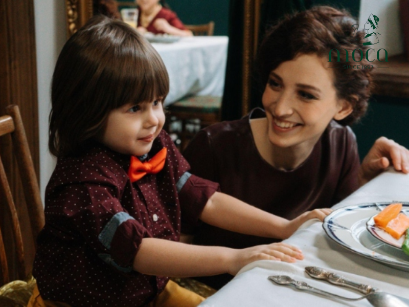 周到的父母准备可确保与孩子一同享受平静愉快的精致餐饮——关键在于清晰沟通与安静互动。