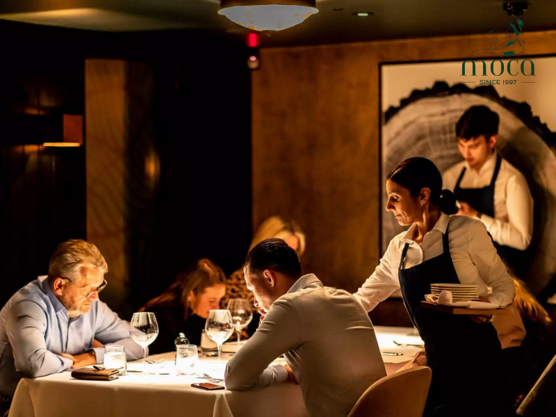 个性化的服务和专业的葡萄酒搭配——精致餐饮体验的关键要素。