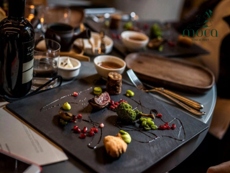 精致餐饮的菜肴旨在同时取悦视觉与味觉。