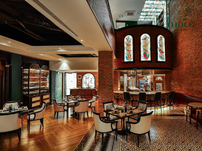 모카 다이닝 — 고딕의 우아함과 현대적인 세련미가 만나는 곳, 고급스럽고 아늑한 다이닝 성소를 만들어냅니다.