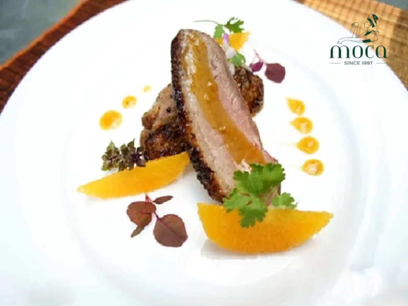 盘中全球和谐——烹饪传统在此汇聚,打造大胆且多元的风味。