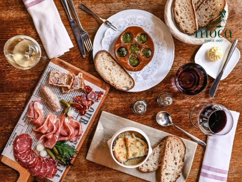 A French fine dining journey: from the first amuse-bouche to the final petit four, every course tells a story.