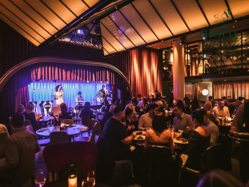 精致餐饮环境，配有现场弦乐四重奏、钢琴或原声吉他，为私密用餐提供优雅的音乐背景。