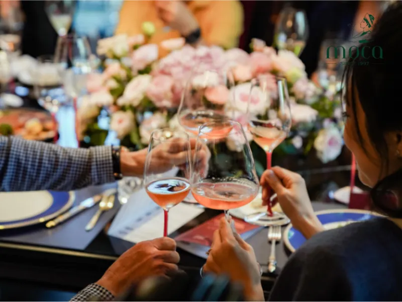 精致餐饮是一场沉浸式的味觉之旅,融合艺术般的摆盘与无可挑剔的服务,留下终生难忘的回忆。