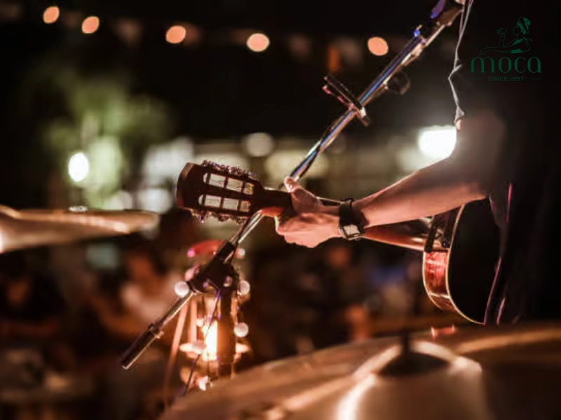 お客様はライブ音楽を聴きながら洗練された食事を楽しみ、くつろげて社交的で思い出に残る食事体験をすることができます。