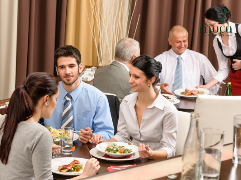 모든 동작에 우아함을 — 파인 다이닝 예절이 경험을 한층 높여줍니다.