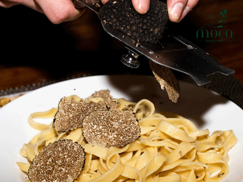 Direct shaving: where the truffle’s aroma meets the plate in a moment of pure indulgence.