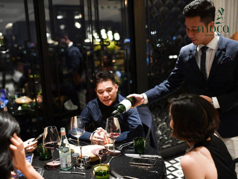 식사를 넘어서 — 풍미, 분위기, 그리고 완벽한 서비스가 어우러진 정성스럽게 구성된 여정입니다.