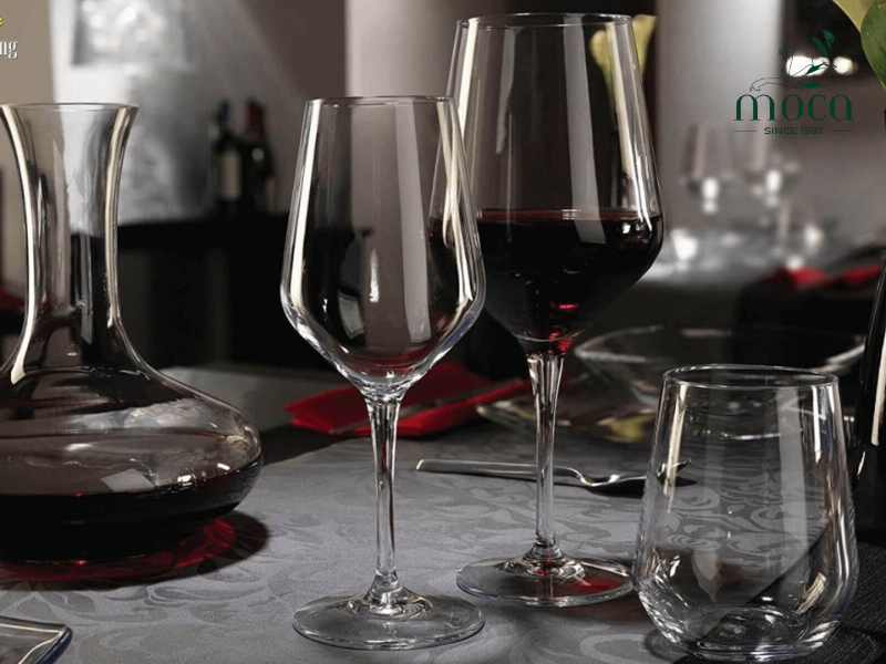 완벽한 조화를 이루는 유리잔 배치: 물잔은 칼 위에, 와인잔은 서빙 순서에 따라 배열하며, 샴페인 플루트는 축하를 위해 준비됩니다.